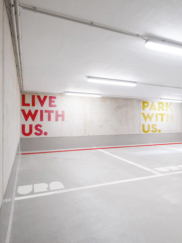 Parking. Movilidad. Coches híbridos enchufables.